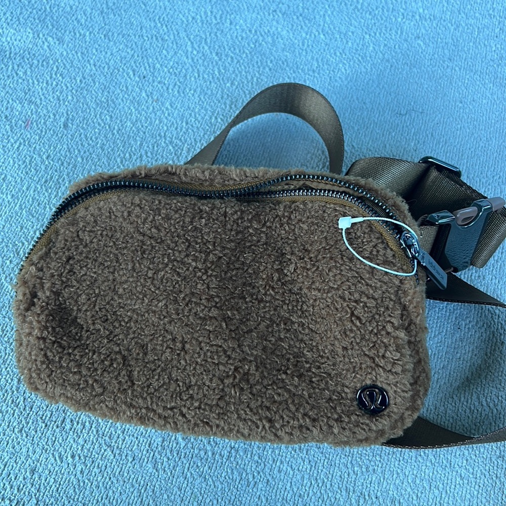 New lululemon belt bag